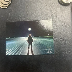 11d The X-Files Season One 1995 Topps #48 Mulder penetrates Ellen's Air Force ba - Picture 1 of 2