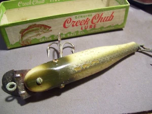 ANTIQUE GENUINE CREEK CHUB LURE 145 WITH BOTTOM OF BOX GARRET, IND. - Picture 1 of 3
