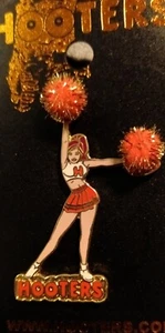 Prendedor de animadora Hooters con pompones brillantes de metal y cerámica en paquete original - Imagen 1 de 5