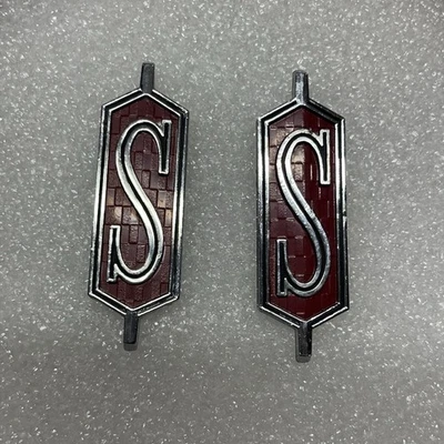 PAR 1971 OLDSMOBILE CUTLASS SUPREME "S" GUARDABARROS EMBLEMA INSIGNIA 411259 CROMO Foto 1 de 4