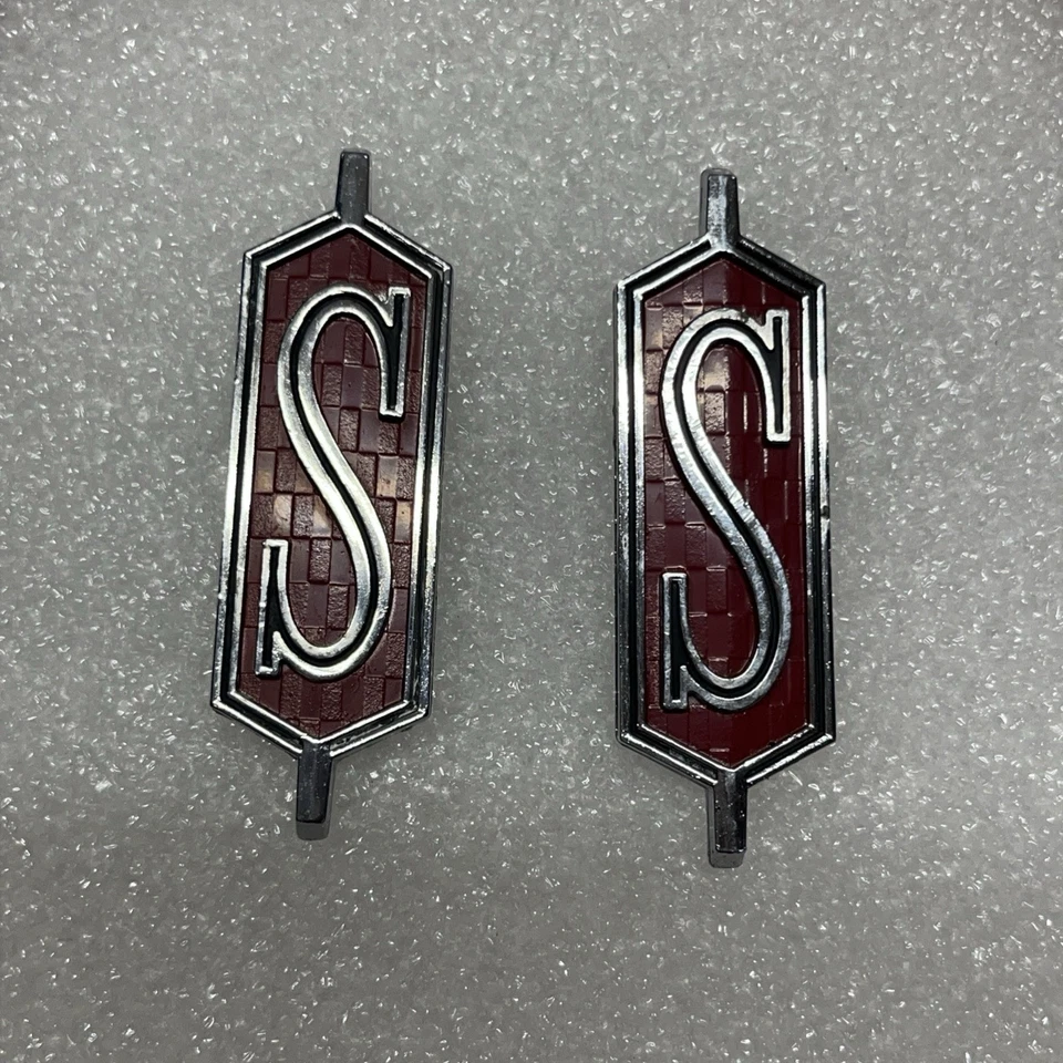 PAR 1971 OLDSMOBILE CUTLASS SUPREME "S" GUARDABARROS EMBLEMA INSIGNIA 411259 CROMO Foto 1 de 4