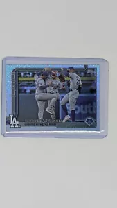 2025 Topps Serie 1 - #255 Dodges Swagger Shimmer - Foto 1 di 2