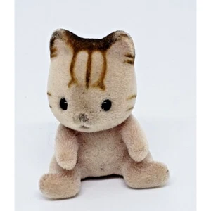 Sylvanian Families Macavity Cat Sitting Baby Figure Calico Critters - Bild 1 von 6
