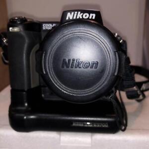 Nikon Coolpix 5700 E5700 With Mb-E5700