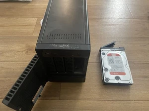 NETGEAR NAS RN10400 mit 4x WD Red Plus 2TB NAS-Festplatten 8TB - Picture 1 of 4
