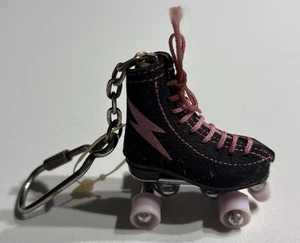 Vintage Mini Hot Pink Rollschuh mit rosa Schnürsenkeln Schlüsselanhänger Blitzschraube - Bild 1 von 10