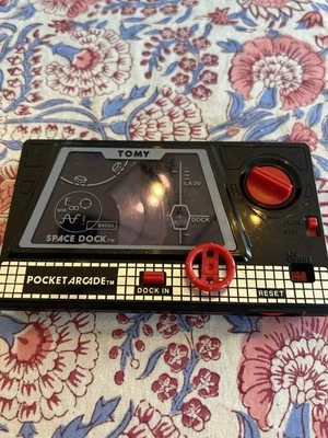 De colección TOMY SPACE DOCK Electrónico Portátil Mesa Videojuego Bolsillo Arcade Foto 1 de 4