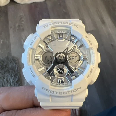 Reloj Casio G-Shock GMA-S120MF-7A1 Blanco Metálico Serie S  Foto 1 de 4
