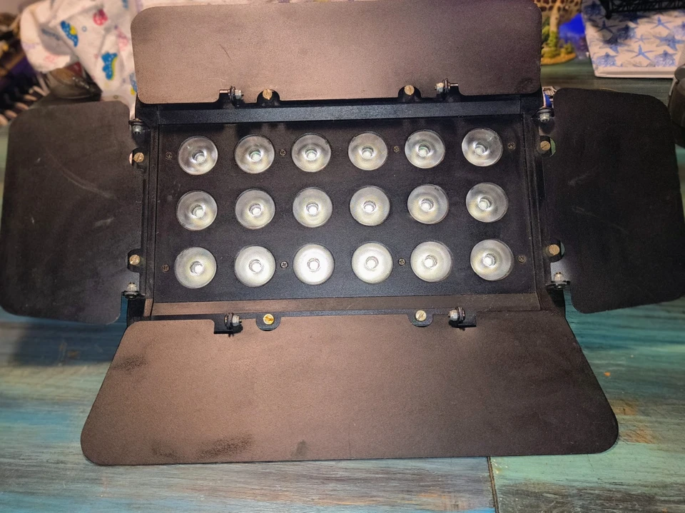 Chauvet DJ SlimBANK TRI-18 Excellent Condition Tested and Working - Image 1 of 3