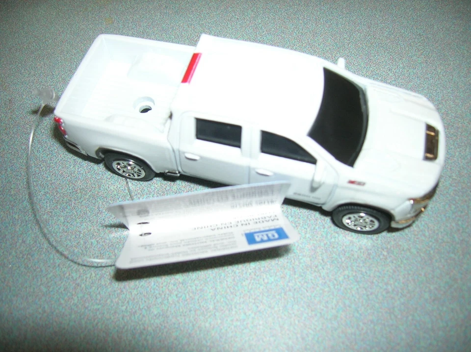 1/64 Ertl 2020 Chevrolet Heavy Duty 2500 White Truck Gooseneck Hitch 47167 - Image 1 of 1