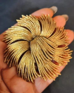 ICONICA spilla vintage americana anni 60 dorata firmata Monet - vtg  brooch - Picture 1 of 4