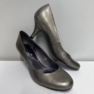 Bomba de tacón Etienne Aigner talla 8 peltre metálico punta cerrada sin cordones Foto 1 de 4