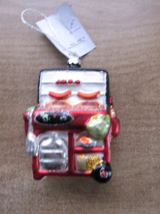 WEIHNACHTSBAUMKUGEL DEKORATION GRILLWAGEN MIT SPEISEZANGE WURST - Bild 1 von 2