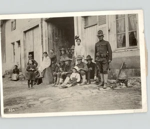 Soldados estadounidenses de la Primera Guerra Mundial llevándose bien con la comunidad francesa c1910 Francia foto de prensa - Imagen 1 de 2