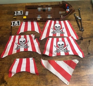 LEGO Pirates The Brick Bounty Loose Incomplete 70413 8 flags and partial hull - Picture 1 of 16
