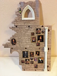 Pieza de juego Torre Gryffindor, pared alta con retratos y ventana (Harry Potter) - Imagen 1 de 3