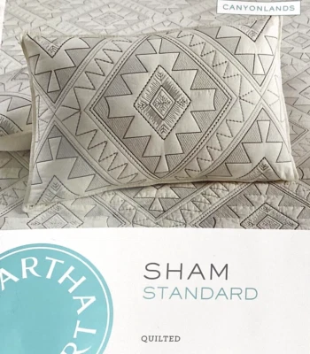 Almohada estándar acolchada Martha Stewart Canyonlands, marfil precio de venta sugerido por el fabricante 70,00 USD Foto 1 de 4