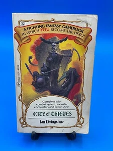 City of Thieves by Ian Livingstone Fighting Fantasy Gamebook #5 Paperback - Foto 1 di 9