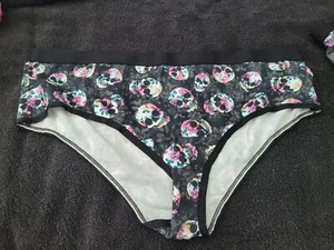 Torrid Sz 2 Black Trim with white and floral skull - Picture 1 of 2
