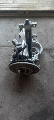 24 Ford Mustang sem crossmember RWD suspensão traseira esquerda menos apoio de suspensão - Imagem 1 de 4