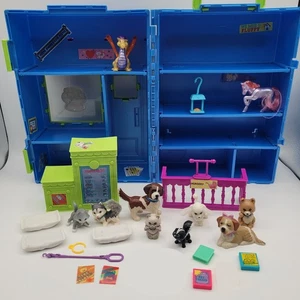 Vintage 1992 Kenner Littlest Pet Shop Blue Kennel Playset Carry Case + Extras - Bild 1 von 16