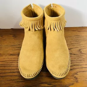 Urban Outfitters Minnetonka Fringe Leather Ankle Moccasin Boot Tan Suede Sz 9.5 - Picture 1 of 10