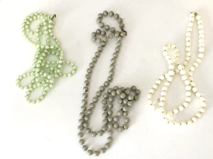 LOTE de 3 collar de perlas de imitación verde gris blanco largo 1 marca PAT vintage - Imagen 1 de 12