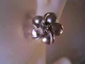 14K WHITE GOLD DIAMOND SATIN PLUMERIA STARBURST FLOWER ROSE STUD EARRINGS 11.6MM - Picture 1 of 12