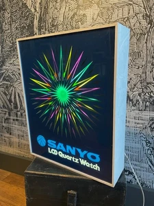 SCHILD-LEUCHTMASCHINE-SANYO-DESIGN 70-FUNKTIONIERT-QUARZUHR LCD - Bild 1 von 3