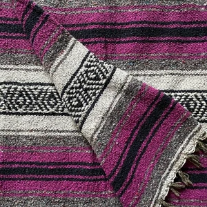 Manta MEXICANA Serape Baja Alfombra Púrpura Negra Boho Decoración Occidental 68" x 45" - Imagen 1 de 13