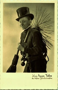 RPPC Chimenea Barrido Hombre Sombrero de copa Cepillo Escoba Año Nuevo Foto Real Postal - Imagen 1 de 2