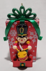 HALLMARK RICORDO ORNAMENTO 2023 GIOCATTOLO SOLDATINO SUONO MAGICO E MOVIMENTO - Foto 1 di 7