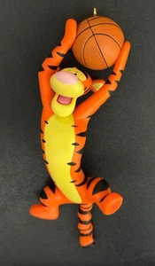 Hallmark Keepsake Ornament, "The Winning Bounce" Collezione Winnie the Pooh 2004 - Foto 1 di 5
