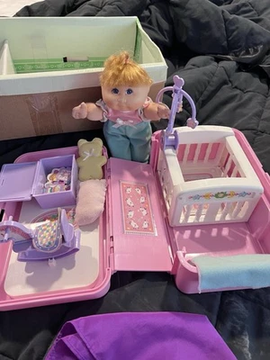 Mattel 1995 CABBAGE PATCH KIDS Viaje Guardería MUÑECA ESTUCHE Caja de Viaje LOVE N GO Foto 1 de 4