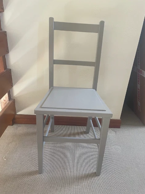 Silla de madera gris claro vintage con cojín de terciopelo funcional Foto 1 de 2