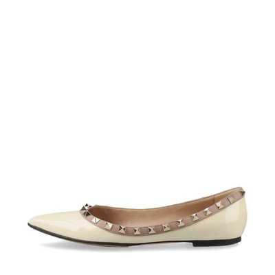 Zapatos de salón planos Valentino Garavani charol 35 1/2 beige para dama KW2S0403 Rock  Foto 1 de 4