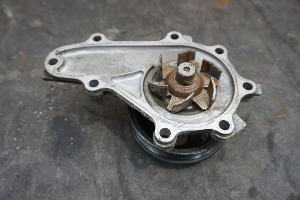 Bomba de líquido de arrefecimento e conjunto de roda de polia fabricante de equipamento original N3H115100B Mazda RX8 2004-08 - Imagem 1 de 4