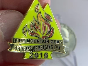 Pin de tachuela vintage Oregon Fire Mountain Gems Beading 2016 43 años T-4007 - Imagen 1 de 1
