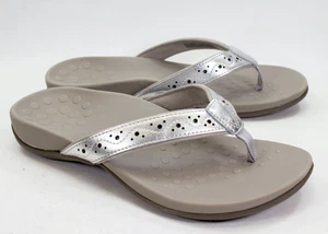 Vionic Aliza Damen-Flip-Flops Größe US 7,5 breit silberfarben perforiert bequem - Bild 1 von 12
