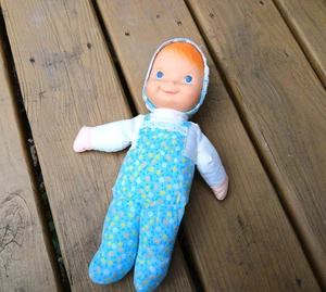 Muñeca Bobbie Fisher Price #245 Capucha Flores Azules Tela Suave 13" De Colección Años 80 - Imagen 1 de 6