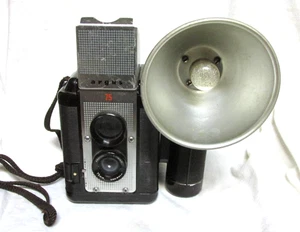 VINTAGE 1950s ARGUS 75 CAMERA w/ FLASH & BULB IN BROWN - Picture 1 of 4