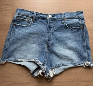 GAP High Rise Curvy Cheeky Medium Wash Blue Denim Jean Shorts Women's Sz 16/33” - Picture 1 of 5