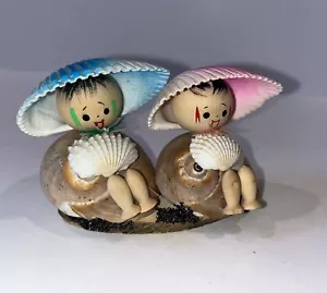 Vintage Clamshell with Wooden Kokeshi Boy and Girl Figurines Sea Shells Beach - Picture 1 of 9