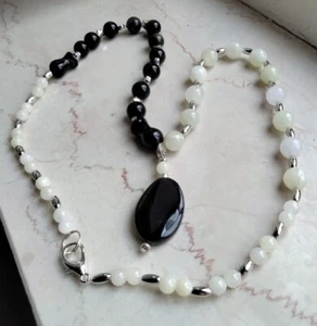 ORIGINALE COLLANA DI CM 61 IN GIADA BIANCA E ONICE NERO NATURALI - Foto 1 di 1