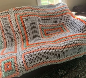 Vintage Hecho a Mano Crochet Afgano 102x82 Blanco Naranja Verde Menta Patrón Cuadrado - Imagen 1 de 10