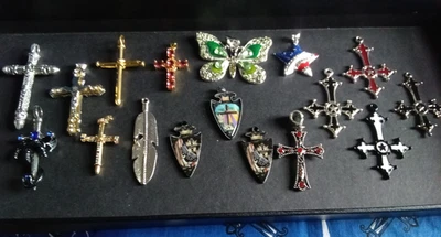 Lot of 17 mixed Pendants Only NO NECKLACES 2.0 - Image 1 of 4