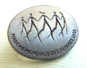 VINTAGE PIN MARCHE MONDIALE DES FEMMES 2000 WORLD WOMEN WALK POUR QUE CA CHANGE - Bild 1 von 2