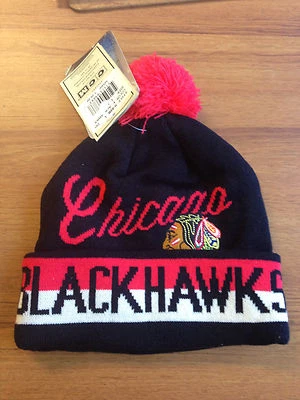NUEVO CON ETIQUETAS ROPA DE EQUIPO NHL CHICAGO BLACKHAWKS - PUÑO TEJIDO CON POM SOMBRERO NIÑOS TALLA: 8-20 Foto 1 de 4