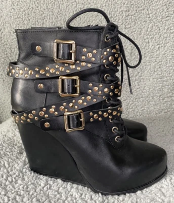 Botín BCBCGeneration Larissa Talla 9M Negro con Acentos de Metal Dorado Foto 1 de 4