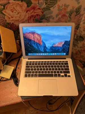 Apple MacBook Air A1369 13" – 1.86 GHz Core 2 Duo / 120GB SSD / OS X El Capitan - Image 1 of 4